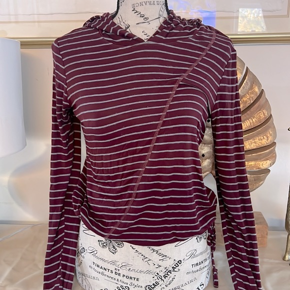 Cabi maroon pull over sweatshirt - Picture 2 of 6